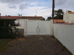 Portail blanc vue intérieure - MBA MENUISERIE
