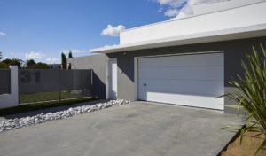 Porte de garage sectionnelle de chez Novoferm - MBA MENUISERIE