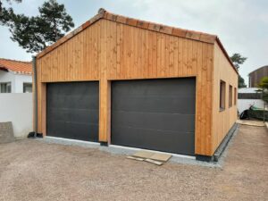 Porte de garage sectionnelle ALUDOOR - MBA MENUISERIE