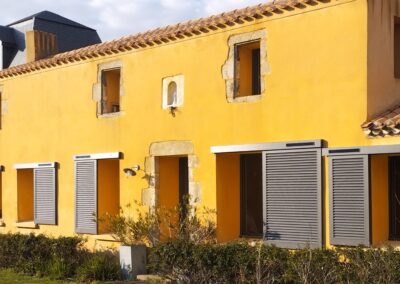 Volet coulissant motorisés SOLAIRE - Maison Ossature Bois - MBA MENUISERIE